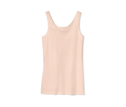 Un maillot de corps rose.