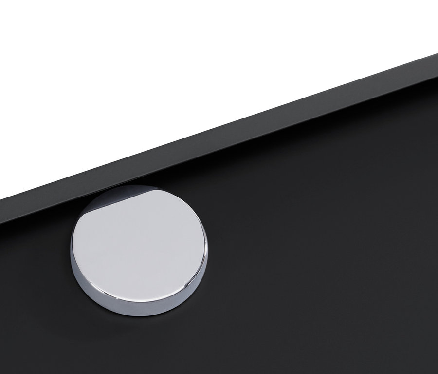 Détail d'un buffet bas noir CN3 avec une poignée ronde argentée.