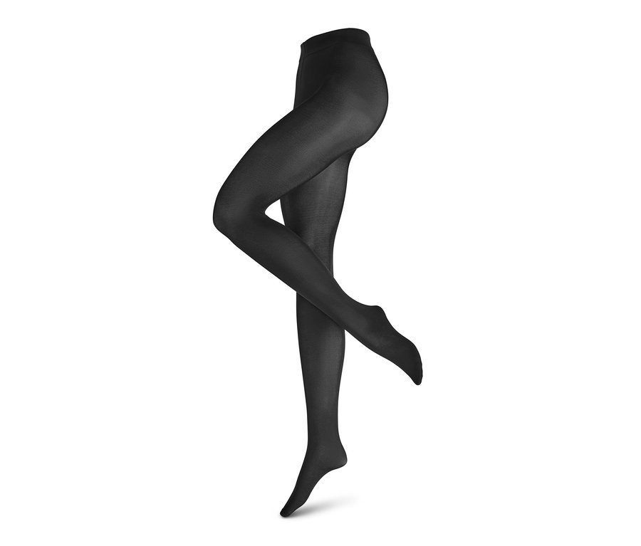 Jambes portant 2 paires de collants fins noirs et transparents, 40 DEN.