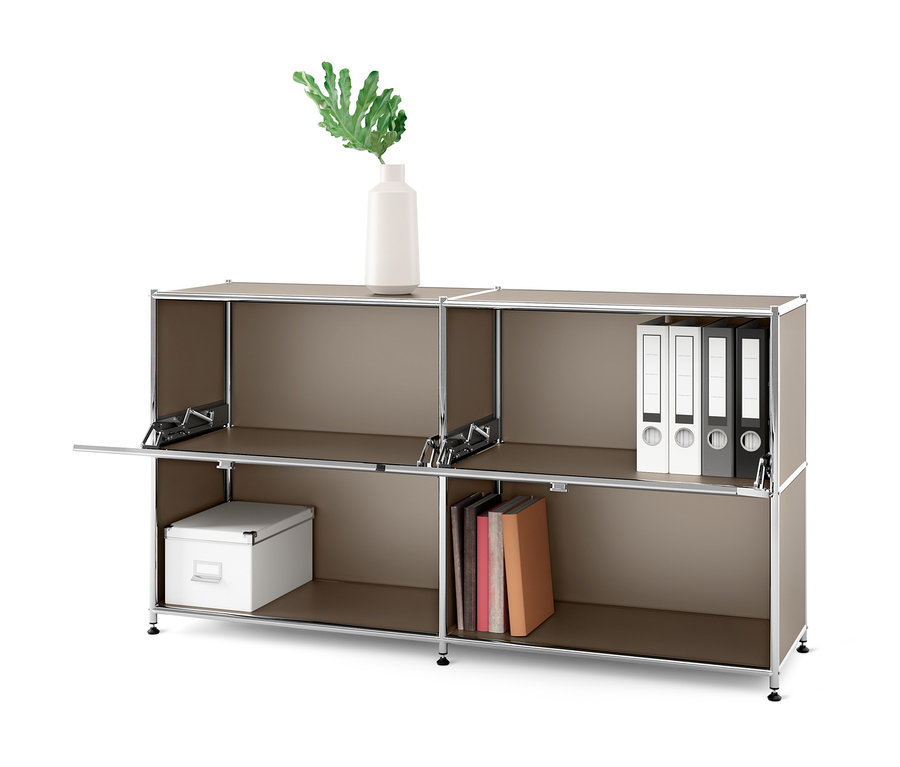 Buffet en métal « CN3 » taupe avec des abattants ouverts et fermés.