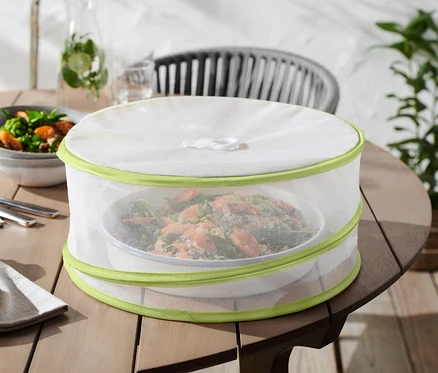 Des aliments dans une assiette sont recouverts d'une cloche de protection pliable.