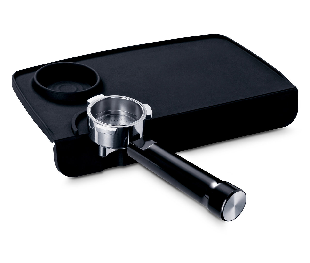 Un tapis de tassage noir et un filtre à café argenté.