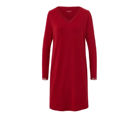 Chemise de nuit rouge avec bordure en dentelle à l'encolure en V et aux extrémités des manches longues.
