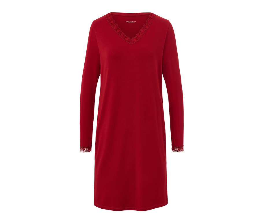 Chemise de nuit rouge avec bordure en dentelle à l'encolure en V et aux extrémités des manches longues.