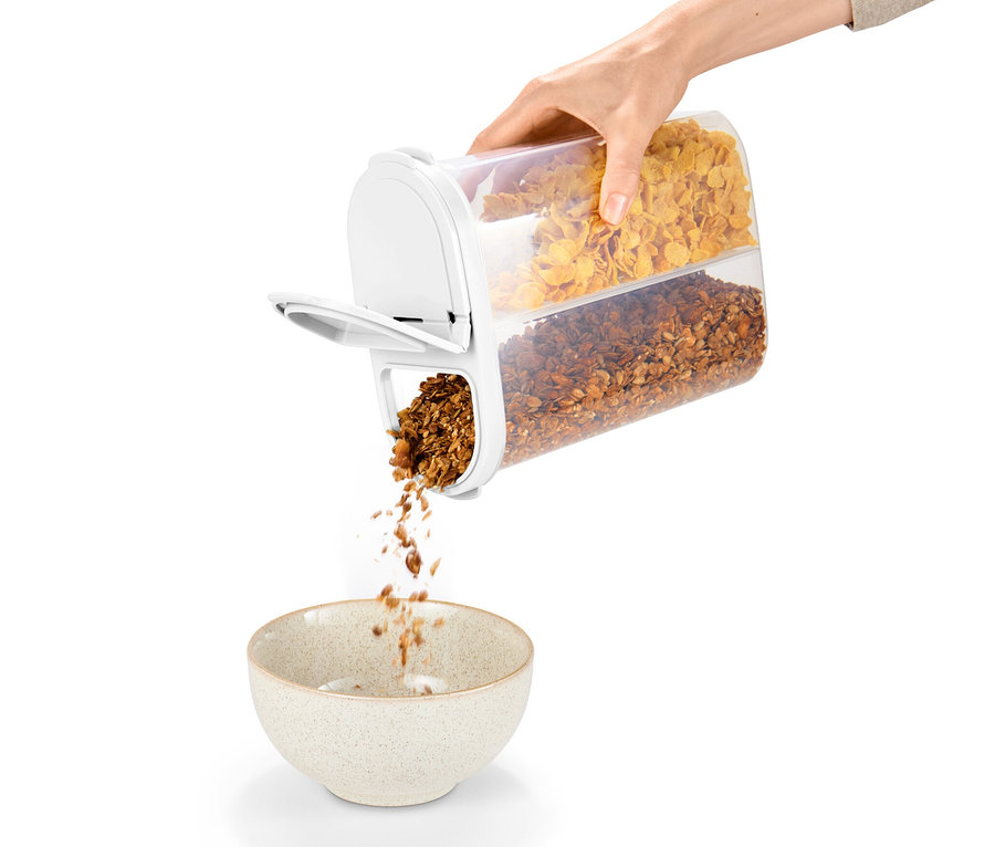 Une main tenant une boîte de rangement 2 en 1 verse du granola dans un bol.