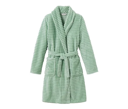 Une robe de chambre moelleuse vert clair avec une ceinture et des poches.