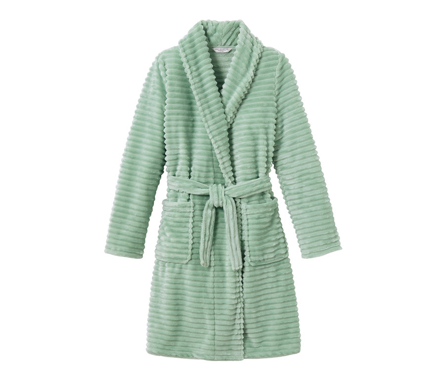 Une robe de chambre moelleuse vert clair avec une ceinture et des poches.