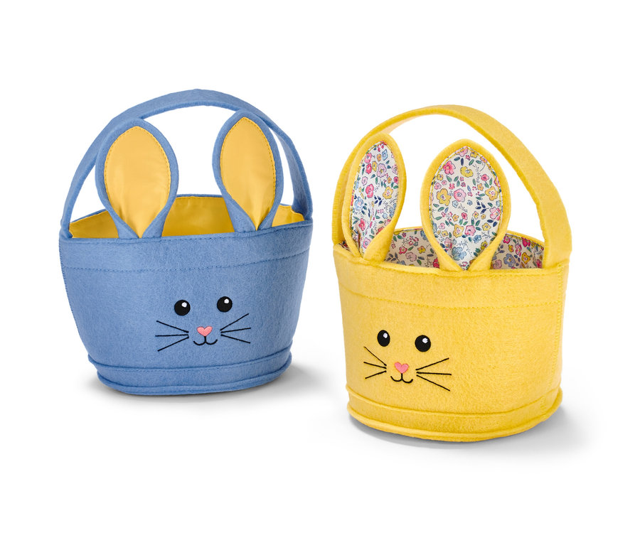Deux petits paniers de Pâques avec des oreilles de lapin, un bleu et un jaune.