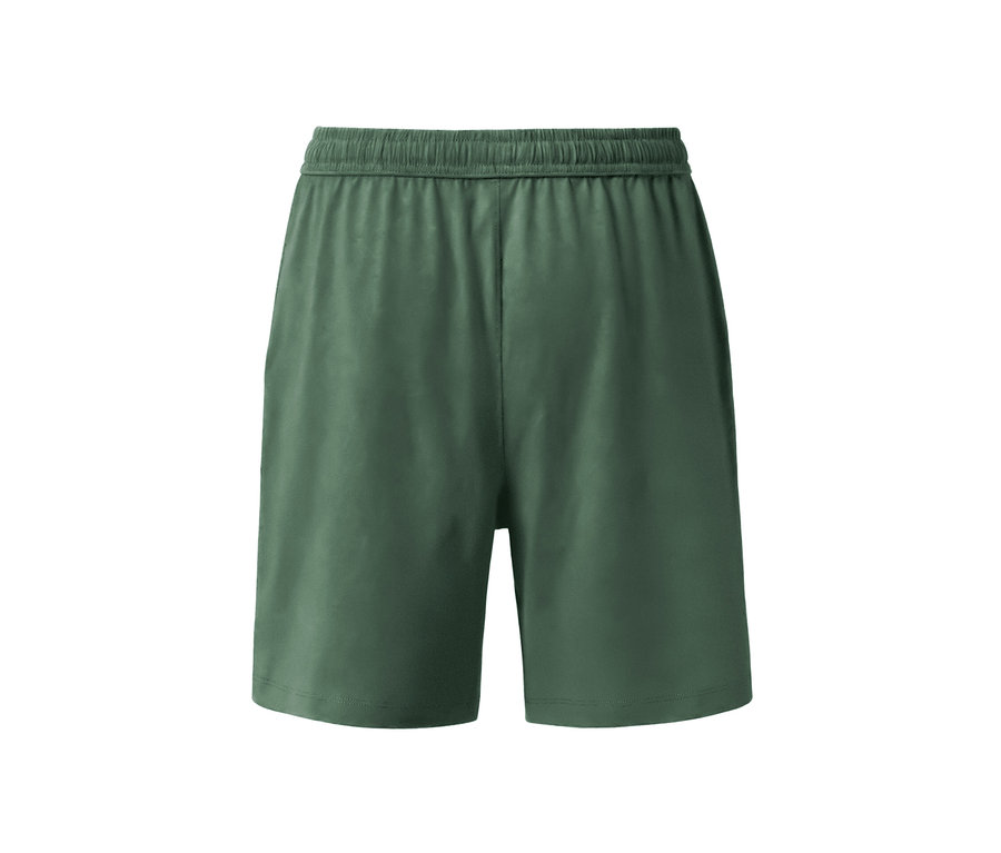 Un short relax de couleur vert olive sur fond blanc.
