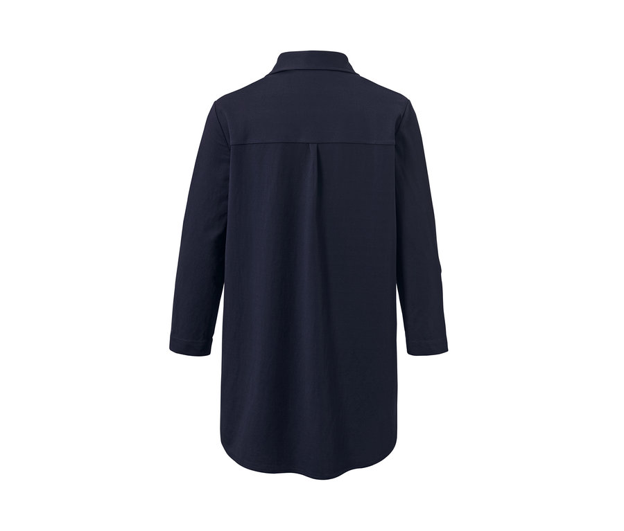 Détail du dos d'un chemisier en jersey piqué bleu foncé.