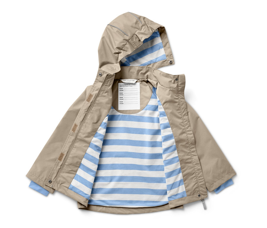 Une veste de pluie ouverte pour enfant, marron, avec une doublure intérieure à rayures bleues et blanches.