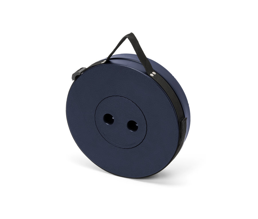 Tabouret de camping télescopique plié avec sangle.