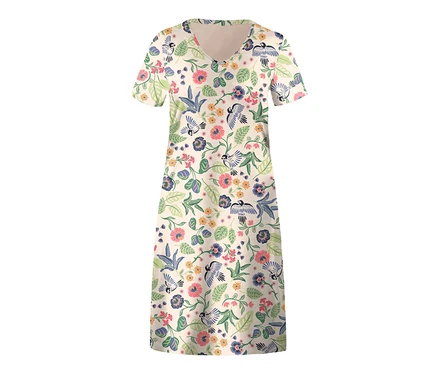 Chemise de nuit beige à manches courtes avec fleurs et oiseaux.