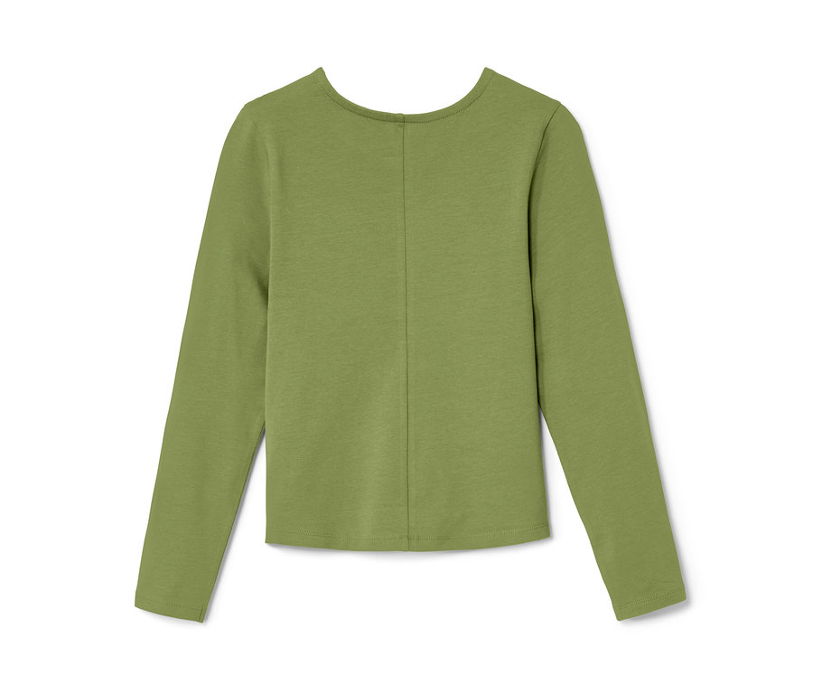 Un t-shirt vert à manches longues pour enfant est posé sur un fond blanc.