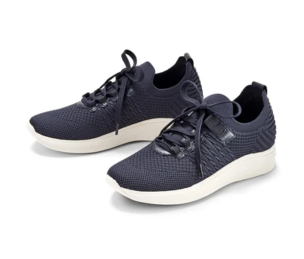 Deux tennis slip-on sur fond blanc.