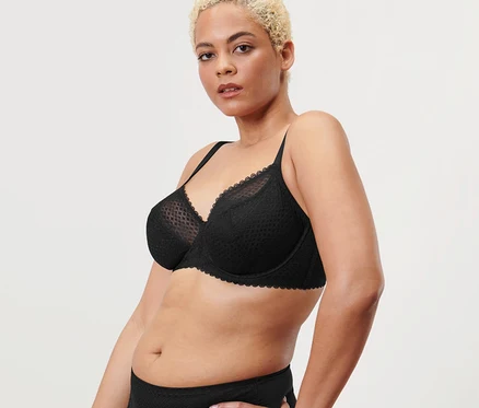 Femme posant en soutien-gorge à armatures noir.
