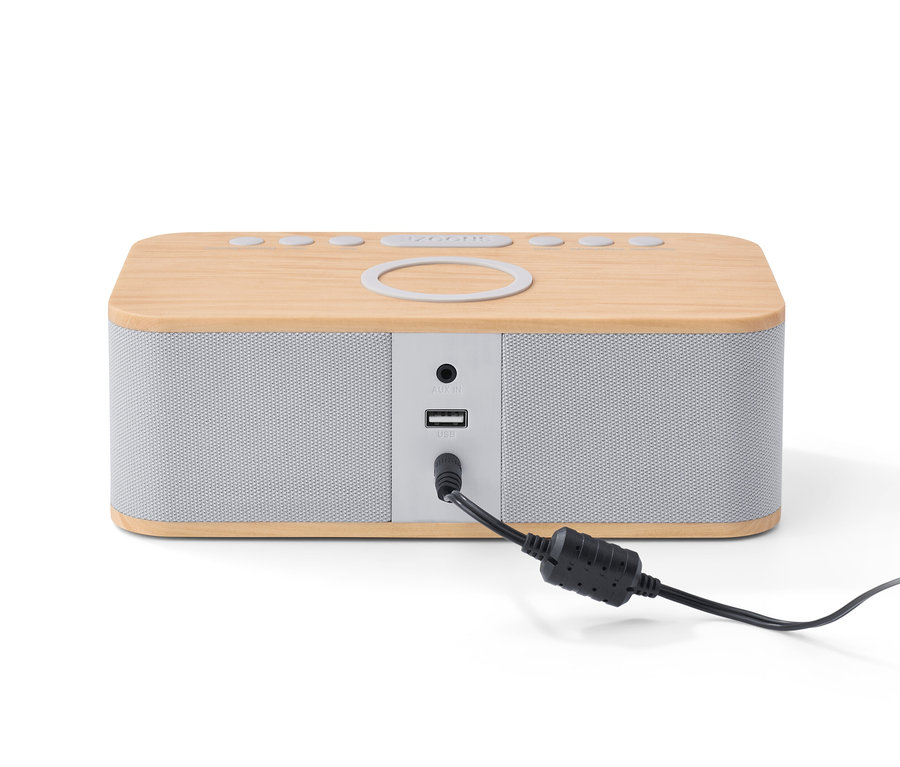 Gros plan d'un réveil avec fonction de chargement sans fil et Bluetooth® avec un cordon d'alimentation.