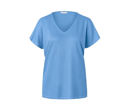 Chemisier bleu clair texturé avec encolure en V.