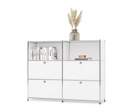 Commode en métal blanche « CN3 » à abattants amovibles, avec un vase d'herbe et des livres dessus.