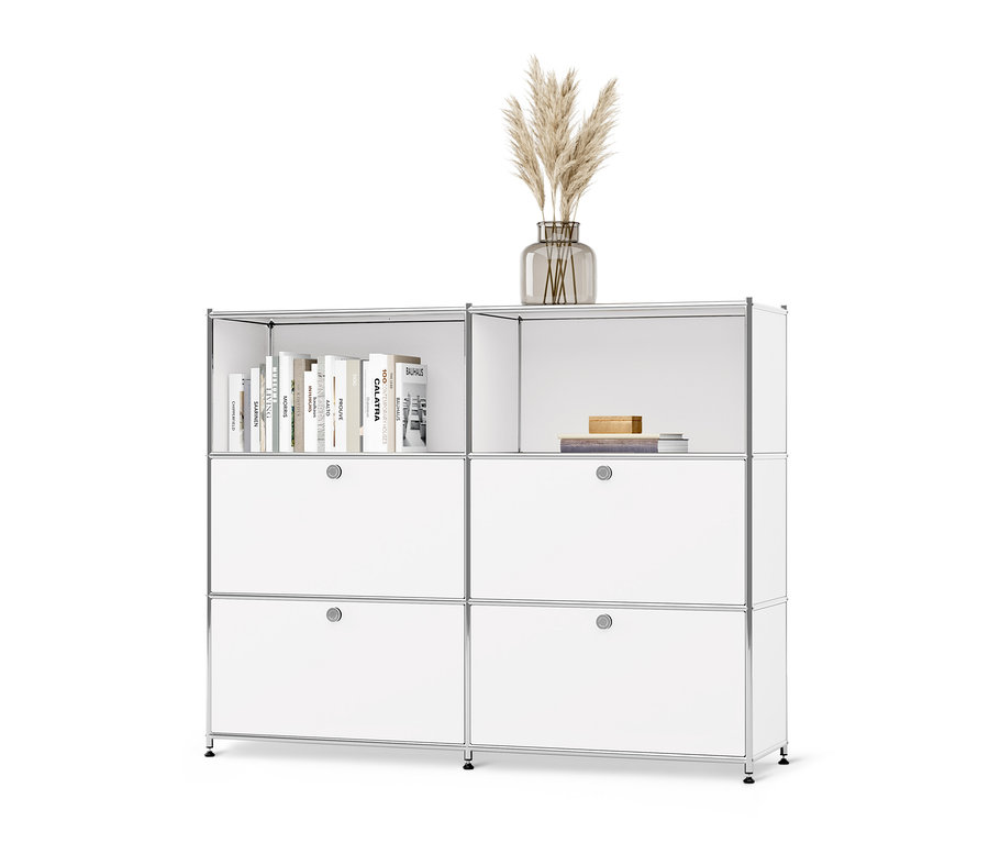 Commode en métal blanche « CN3 » à abattants amovibles, avec un vase d'herbe et des livres dessus.