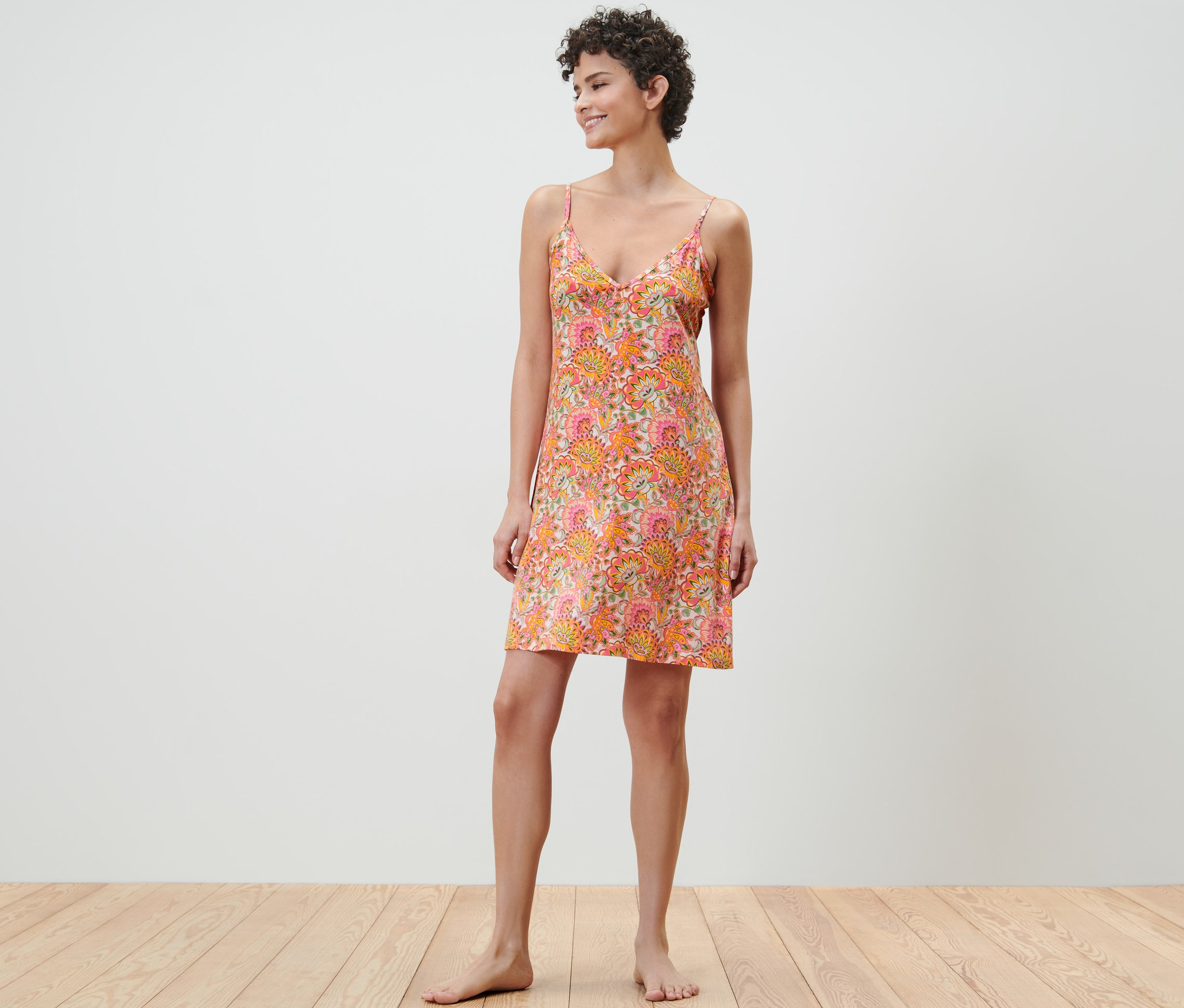 Femme debout portant une nuisette à fleurs.