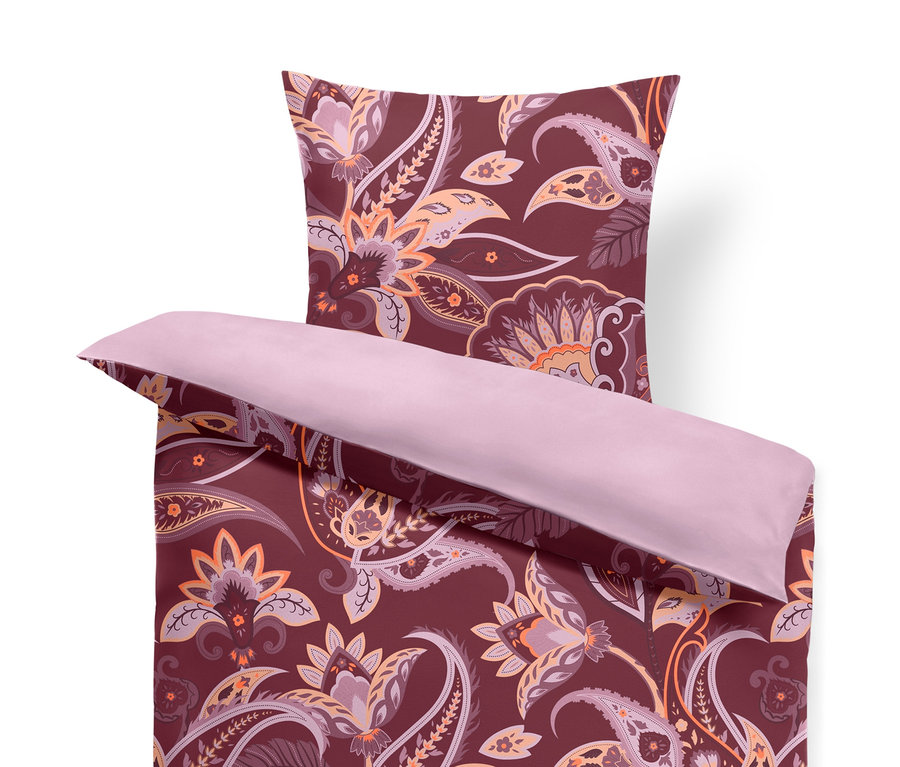 Parure de lit en microfibre rouge-violet avec motif floral et cachemire.