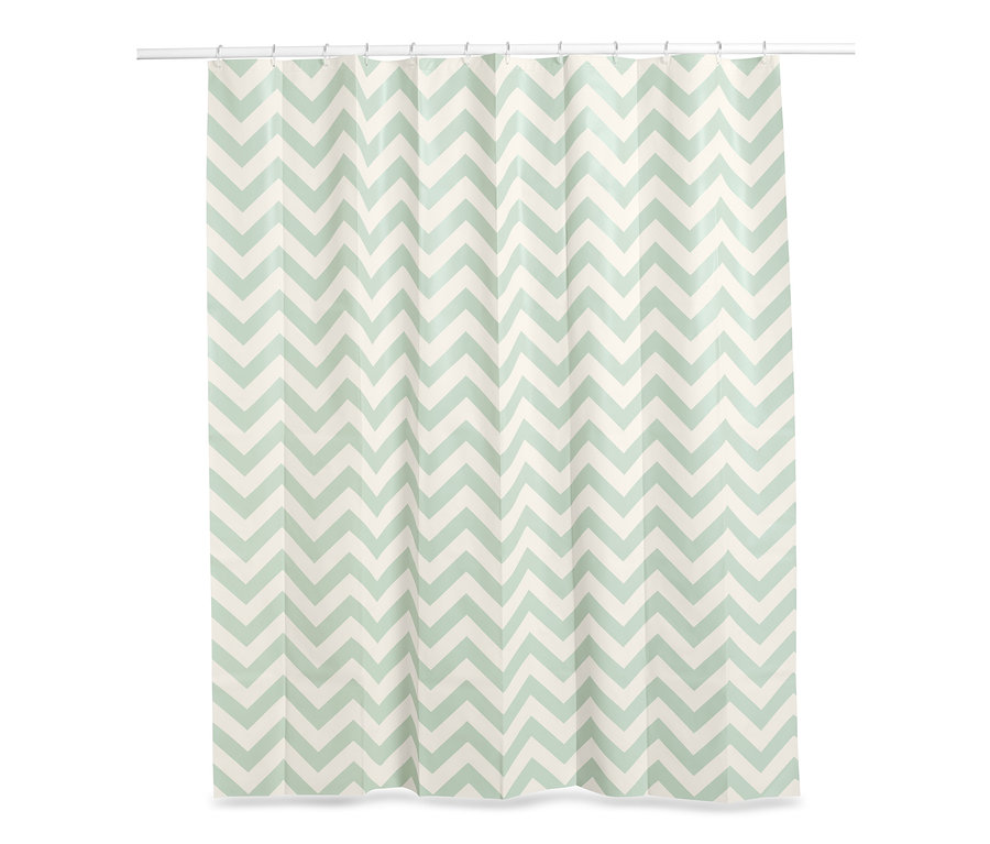 Un rideau de douche avec un motif à chevrons blancs et verts.