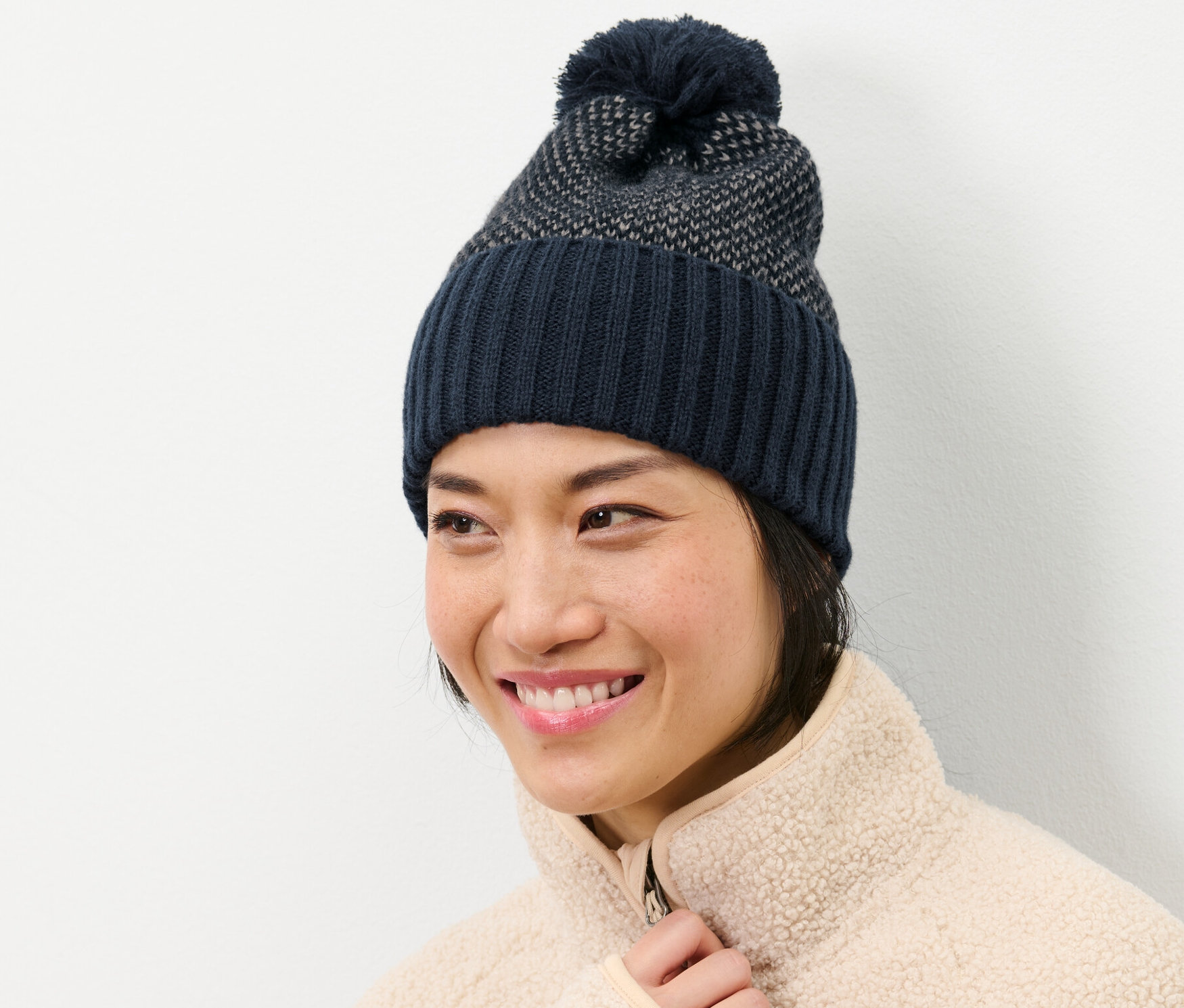 Femme souriante portant un bonnet en maille.