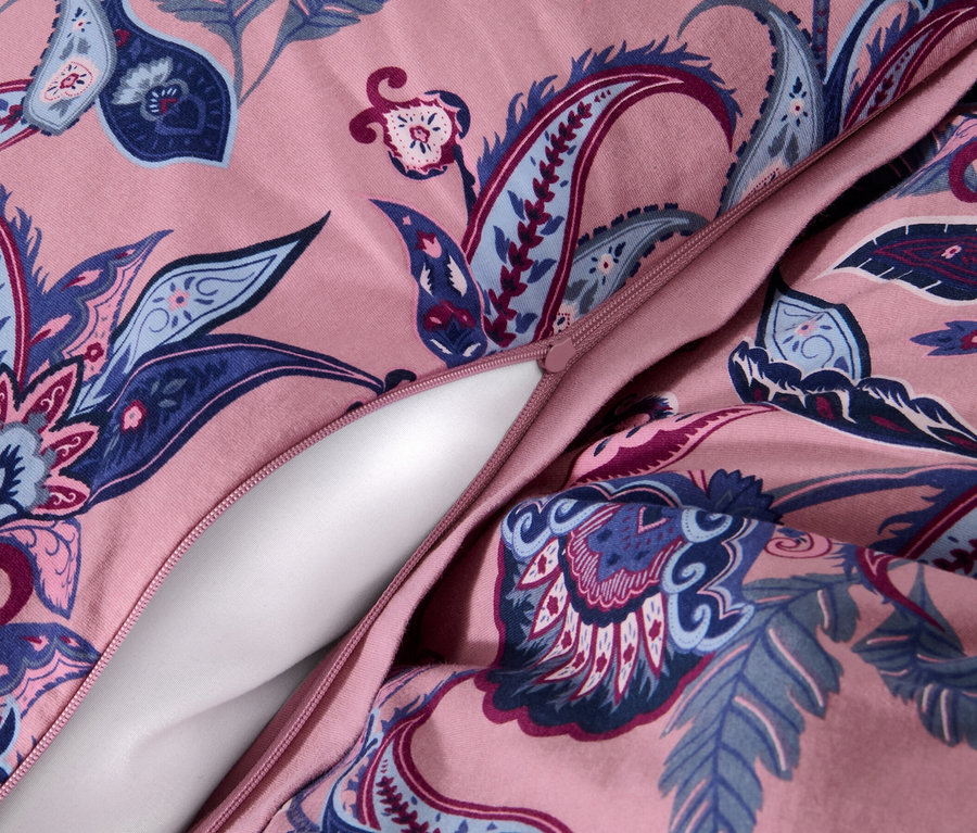 Détail d'une parure de lit en jersey d'hiver rose avec motif floral et fermeture éclair.