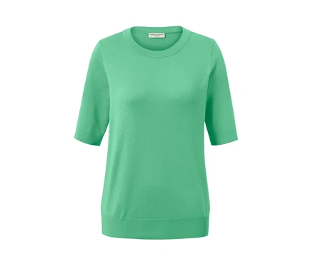 Un pull en maille fine vert clair.