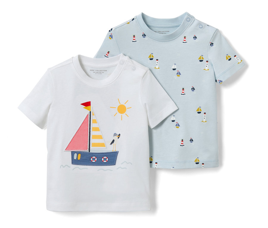 Deux t-shirts pour enfant avec motif marin. L'un est blanc avec une application de voilier et de soleil, l'autre est bleu clair avec des motifs de bateaux et de phares.