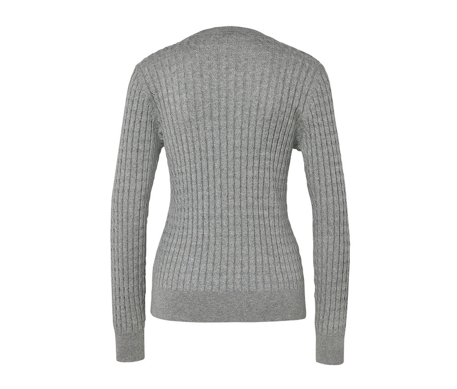 Pull en maille torsadée gris.