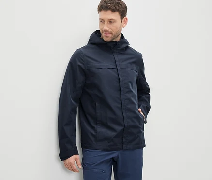 Un homme portant une parka technique bleu marine.