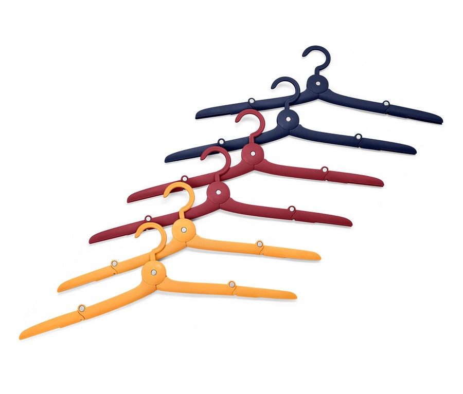 Six cintres de voyage pliables en bleu, rouge et jaune.