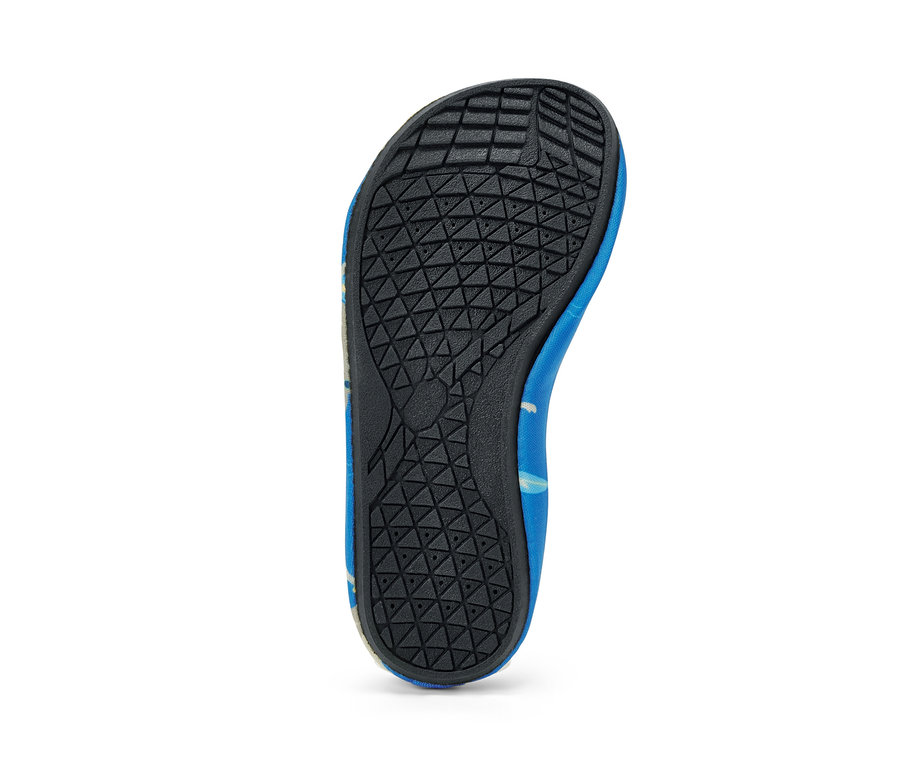 Gros plan sur la semelle d'une chaussure de bain bleue pour enfant.