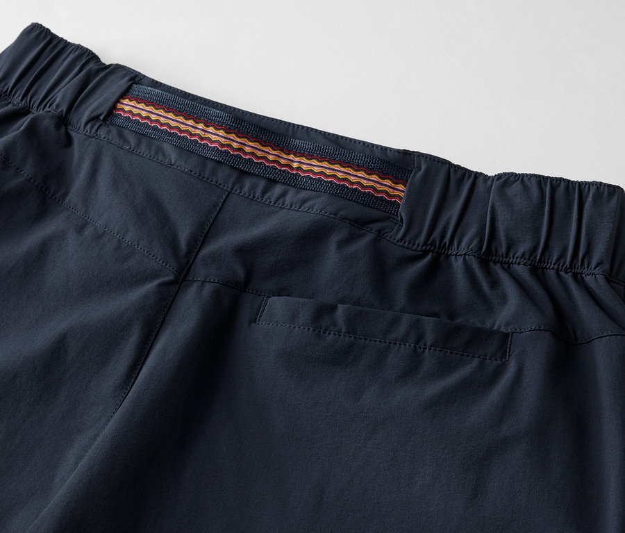 Gros plan sur un short de randonnée fonctionnel avec taille élastique et poche arrière.
