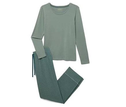 Pyjama vert à manches longues et pantalon à motifs.
