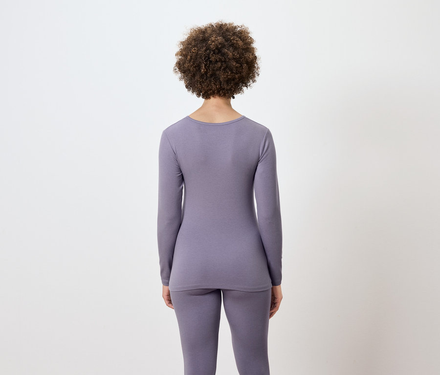 Vue arrière d'une femme avec une coiffure afro portant des sous-vêtements thermiques lilas.