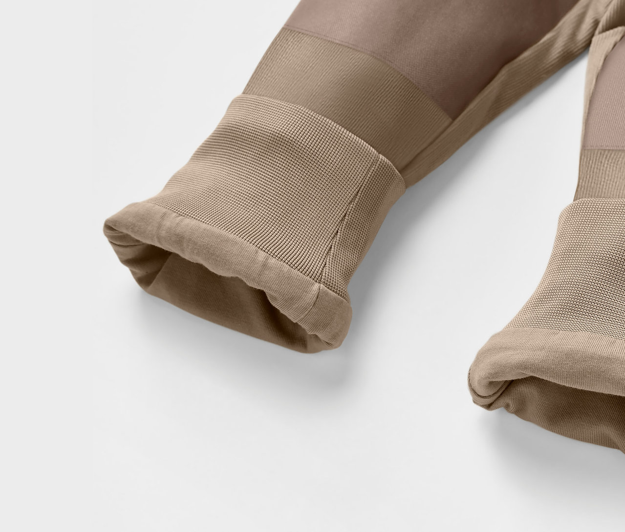 Gros plan sur un pantalon d’extérieur en velours côtelé marron pour enfants.