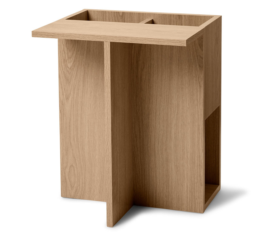 Table en bois marron clair avec des compartiments sur le dessus et un compartiment ouvert en dessous.