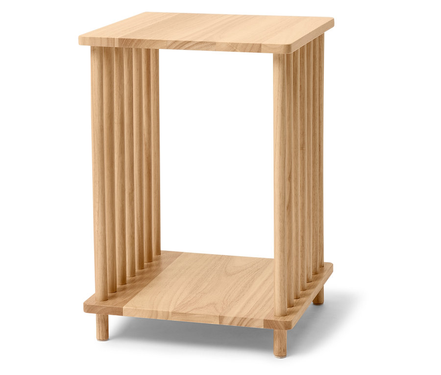 Table rectangulaire en bois avec une étagère inférieure et des pieds en bois ronds.