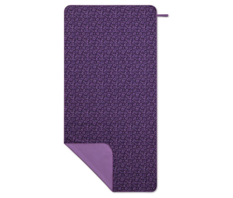 Une couverture violette à motifs.