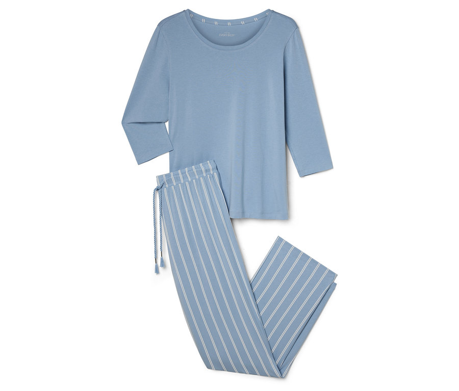 Pyjama bleu clair avec un haut à manches trois-quarts et un pantalon rayé.