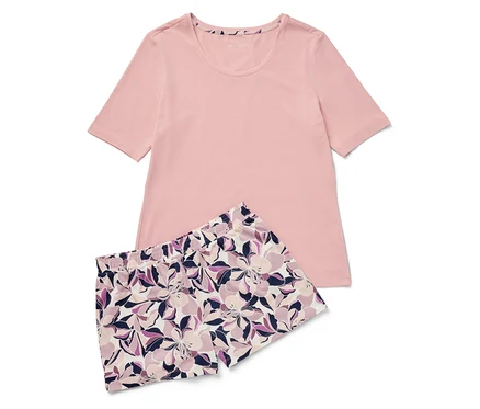 Pyjama rose à manches courtes et short fleuri.