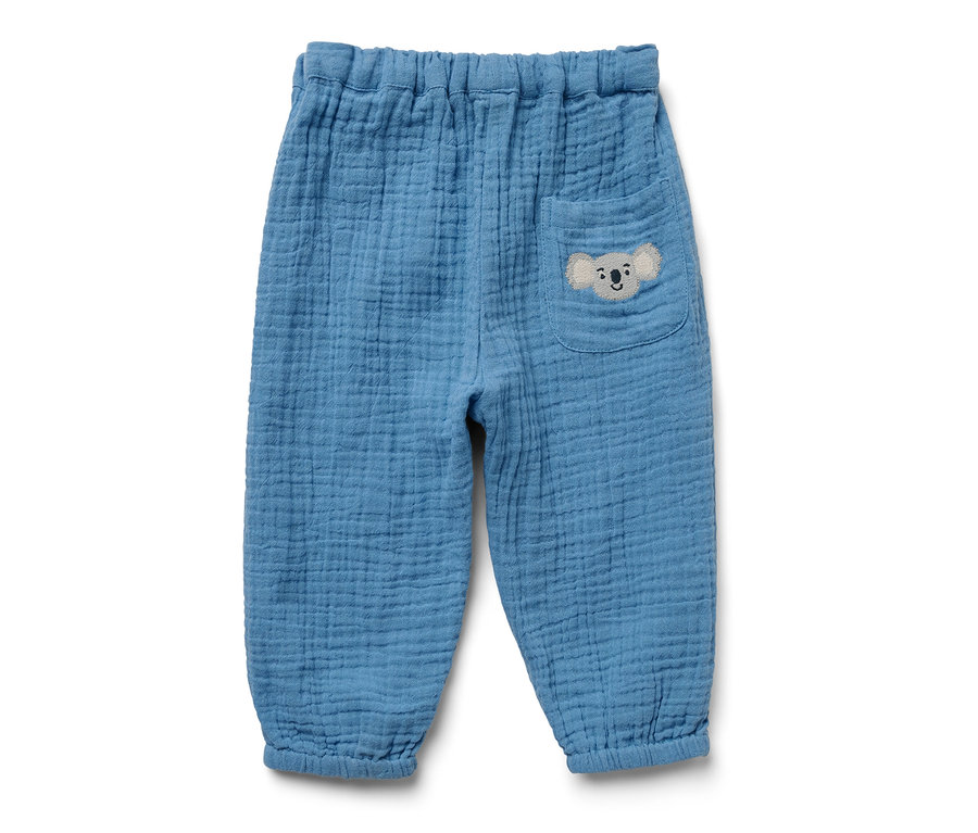Culotte en mousseline bleue pour bébé avec un patch koala sur la poche.