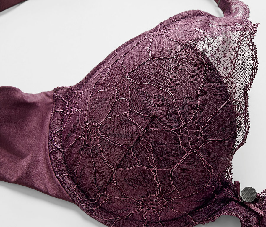 Gros plan d'un soutien-gorge à coques violet avec de la dentelle florale.