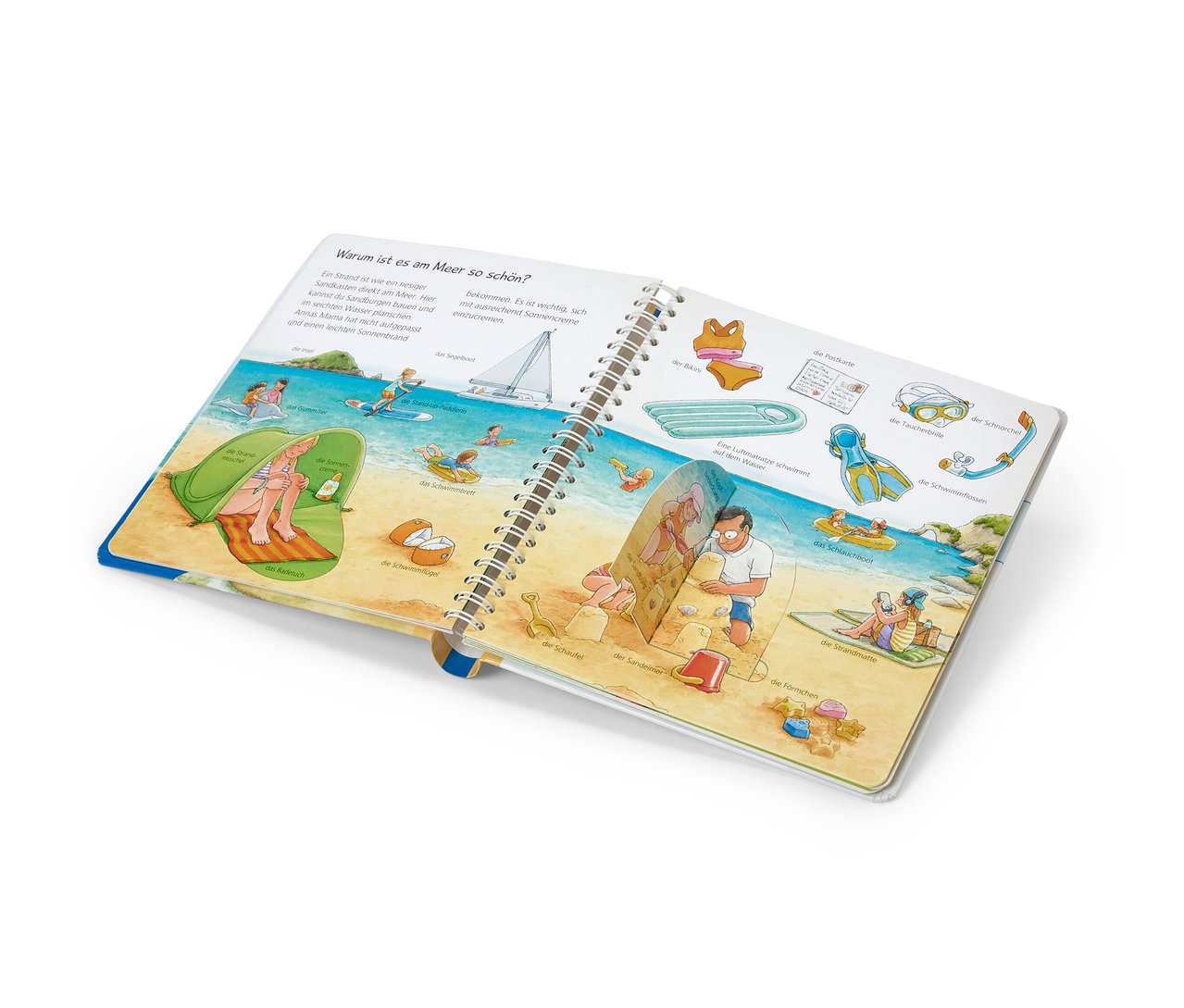 Livre ouvert « Pourquoi ? Comment ? Junior : Nous partons en vacances » avec des illustrations d'une plage.