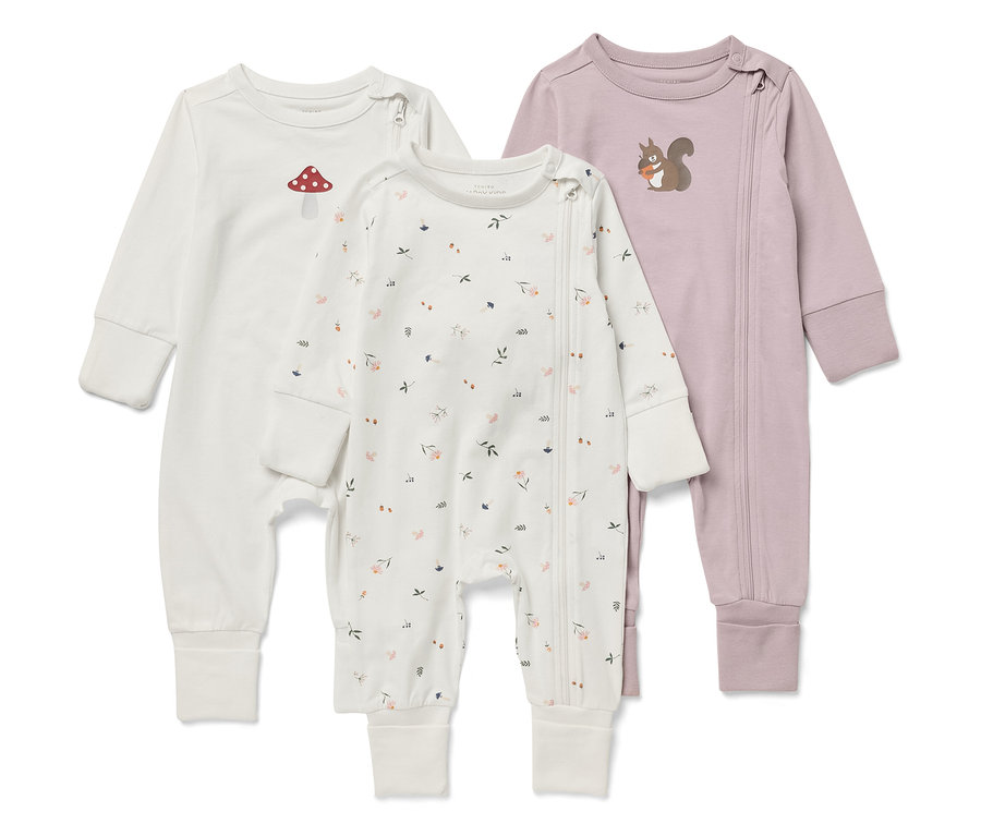 Trois grenouillères à manches longues pour bébé. Une blanche avec un champignon, une avec un motif floral et une violette avec un écureuil.