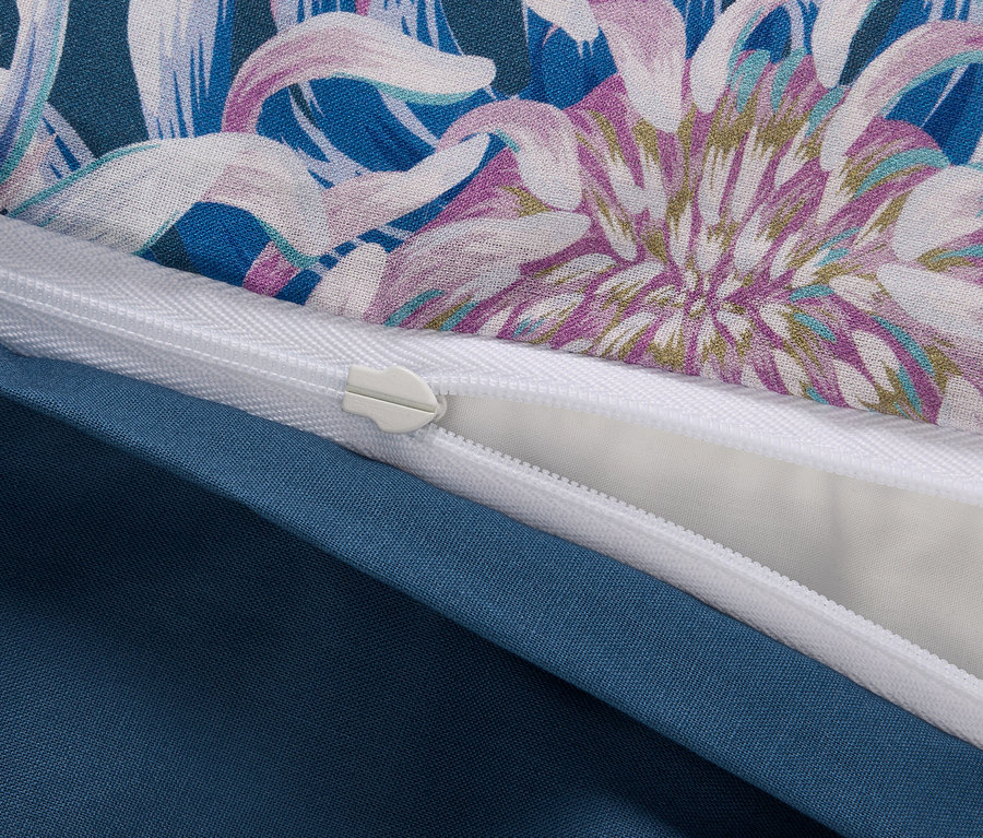 Détail d'une parure de lit en renforcé de taille standard avec un motif floral et une fermeture éclair.
