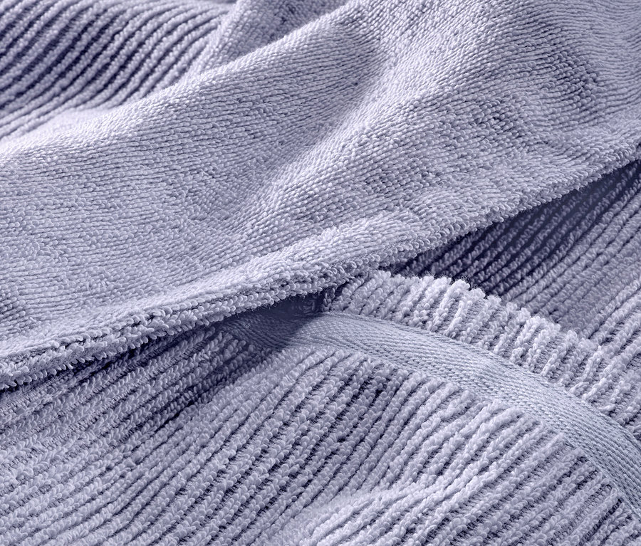 Gros plan texturé d'une serviette éponge bleue.